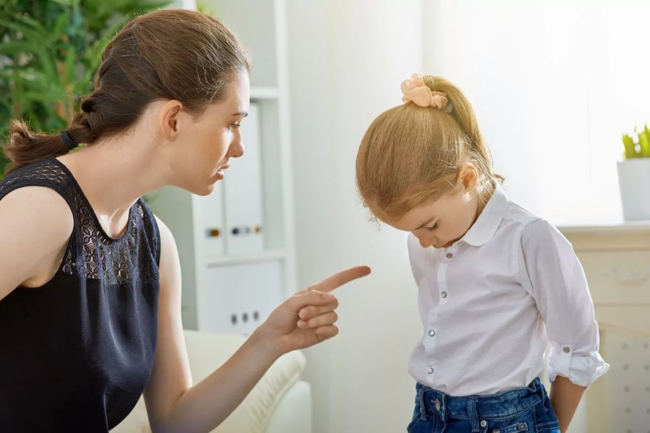 10 фраз, которые ни в коем случае нельзя говорить ребёнку