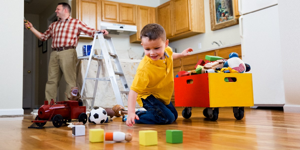 Как научить ребёнка убирать за собой и помогать по дому?